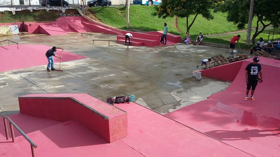 Skatistas limpando da pista de skate da cohab